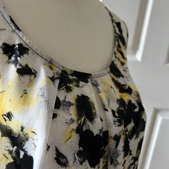 Available- Kasper Floral Lightweight Sleeveless Blouse - Picture 2 of 7